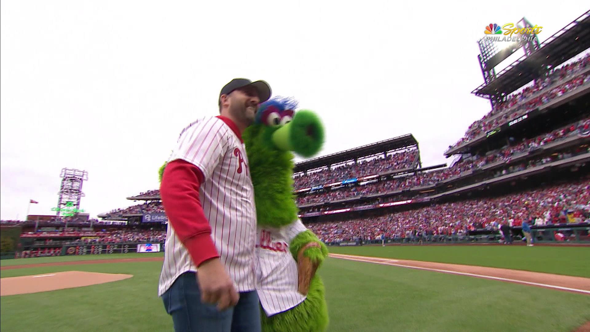 Eagles' A.J. Brown throws out 1st pitch at Phillies game (PHOTOS) 