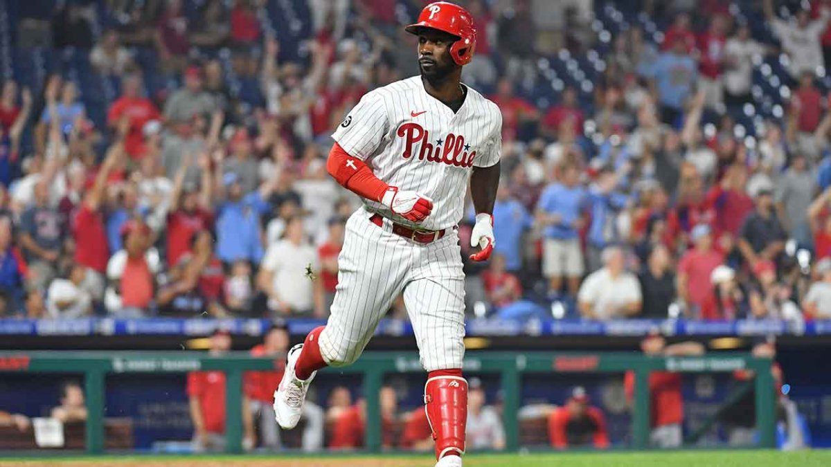 Andrew McCutchen signs with Phillies for three years