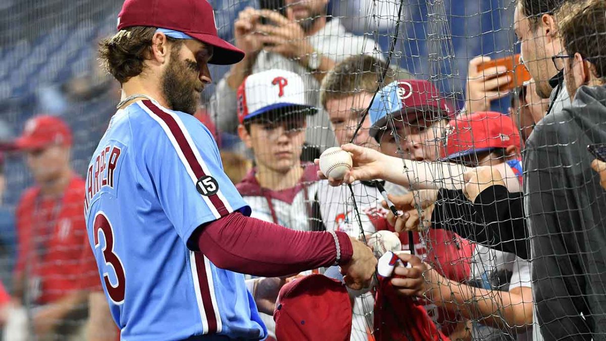 Bryce Harper plays catch with lucky Phillies fan at Citizens Bank