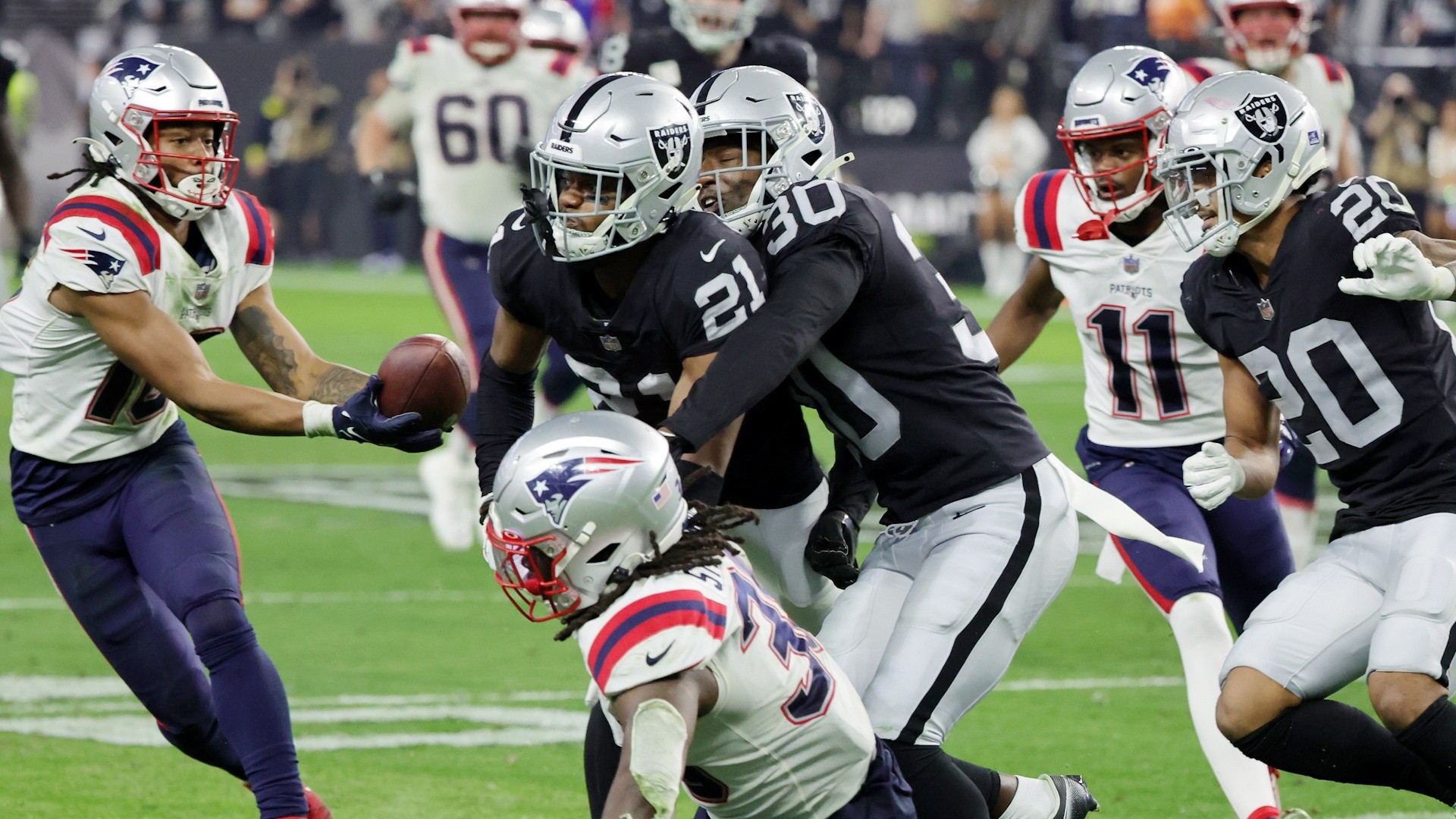 Patriots' lateral decision leads to insane loss to Raiders