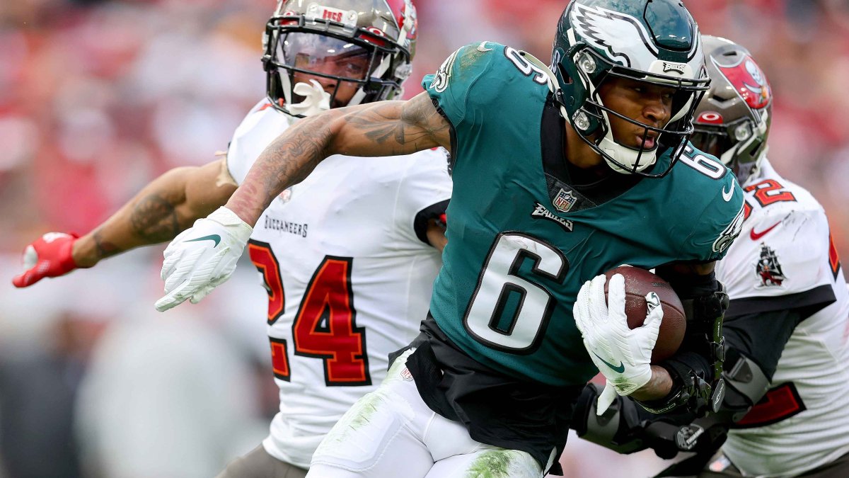 DeVonta Smith sets Eagles rookie record but still looking for more