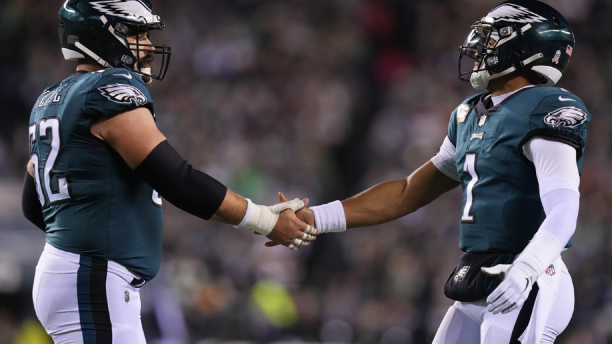 Hurts, Eagles clinch playoff spot with win over fading Giants