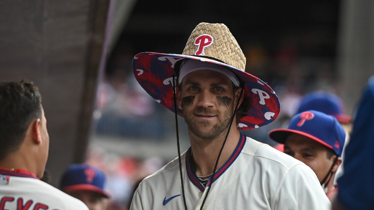 Phillies' Bryce Harper asks for fan's hat, trades his own