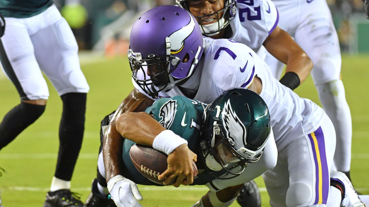 Philadelphia Eagles' QB Jalen Hurts dead lifts 620 pounds