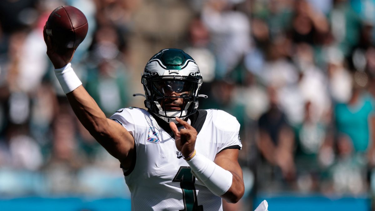 Jalen Hurts leads Eagles to desperately needed comeback victory