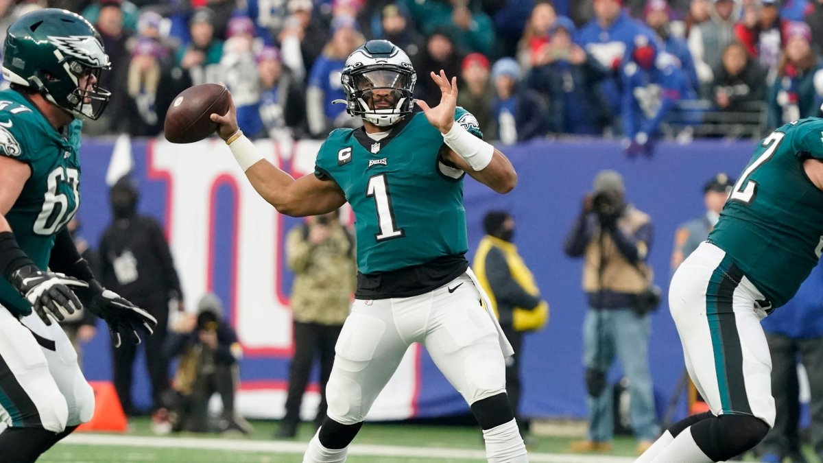 Jalen Hurts reaches feat only Patrick Mahomes and Lamar Jackson have  achieved in Eagles win over Buccaneers 