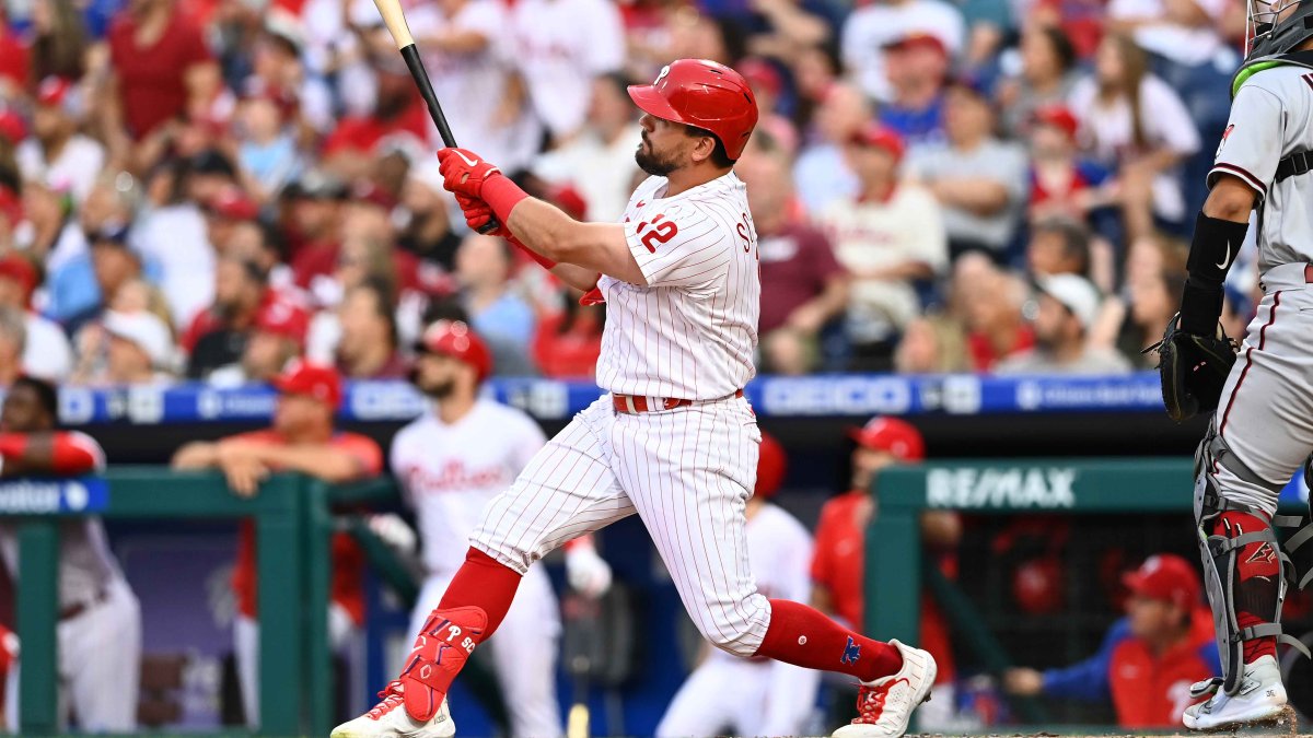 Hoskins' homer keeps Phillies on red-hot streak