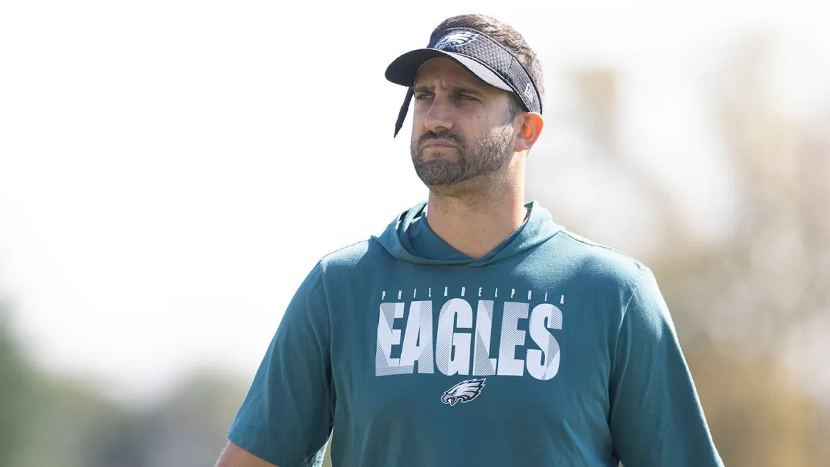 Philadelphia Eagles head coach Nick Siriani shakes hands with News Photo  - Getty Images