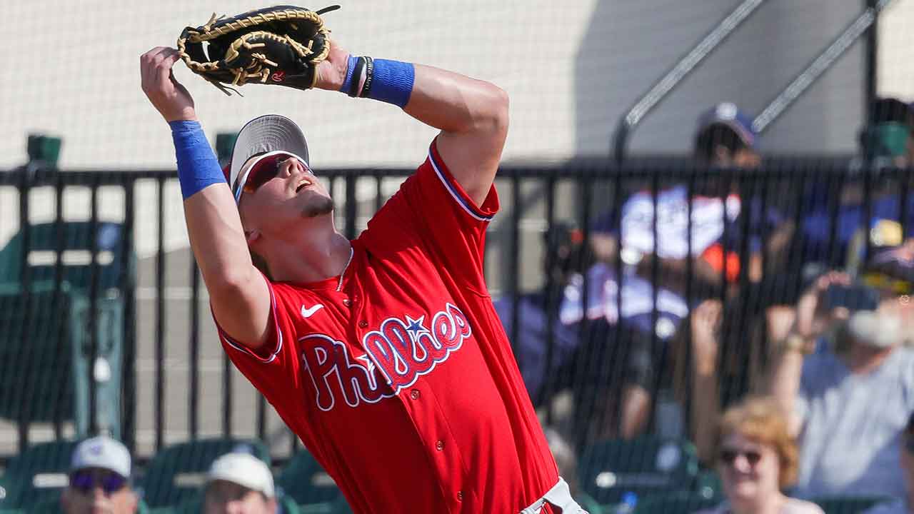Phillies' Rhys Hoskins taken off field with left knee injury - WHYY
