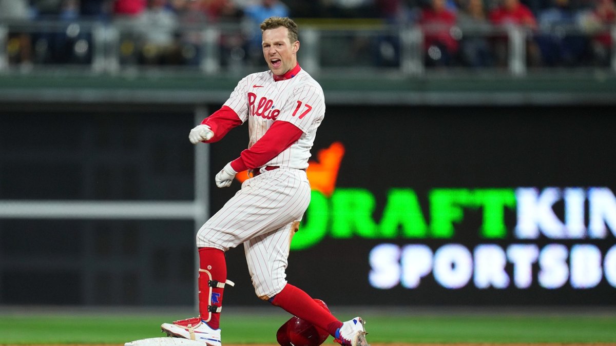 Rhys Hoskins homers as Nola, Phillies beat Braves 9-1