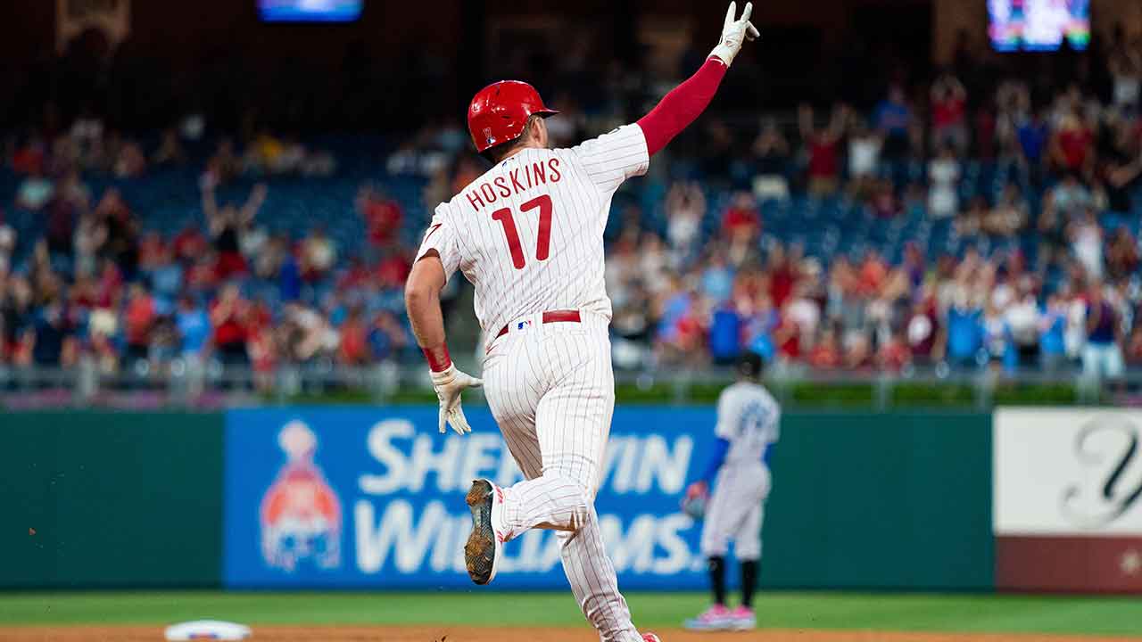 Rhys Hoskins' ninth-inning error on a dropped throw proves costly