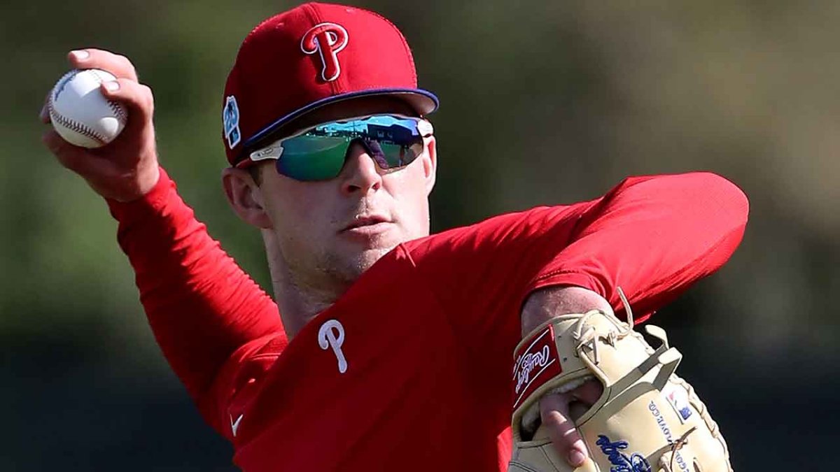 Phillies taking it slow with Rhys Hoskins after offseason meniscus