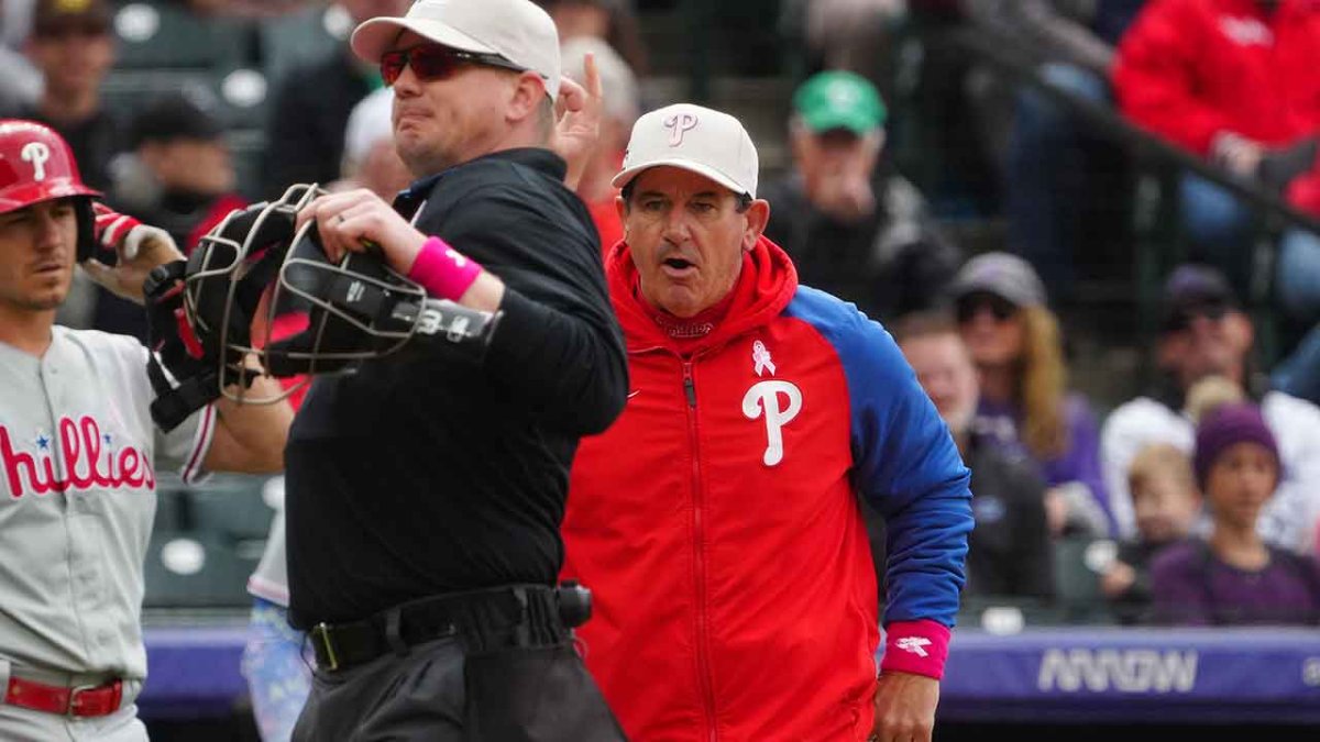 Phillies' Rob Thomson ejected after arguing about resetting pitch