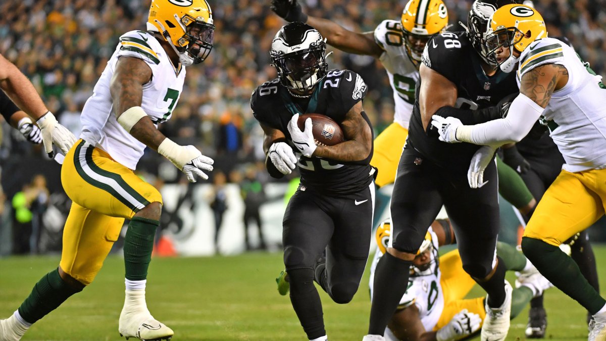 Hurts, Eagles run past Packers 40-33; Rodgers hurt