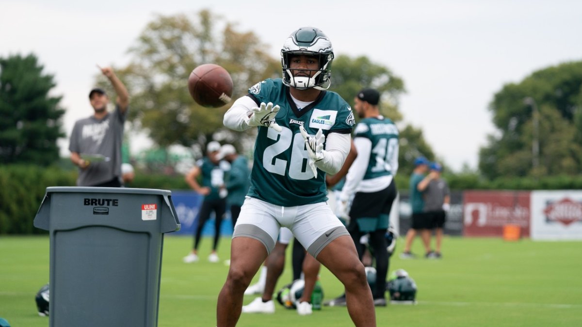 Eagles RB depth chart: Elijah Holyfield, Kenneth Gainwell impress