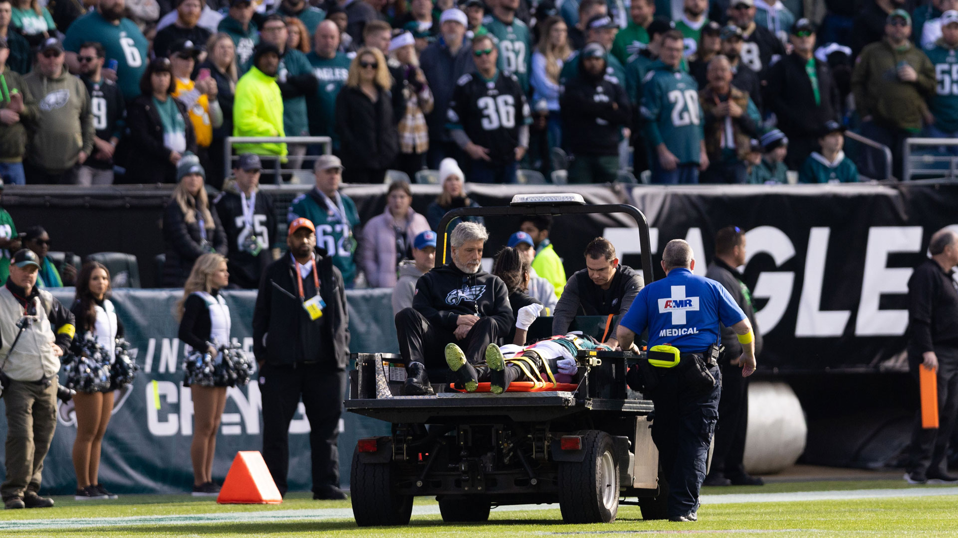 Eagles DE Sweat leaves game on stretcher after tackle