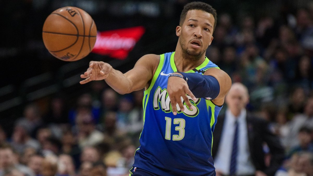 Former Villanova star Jalen Brunson wear Jalen Hurts Eagles jersey