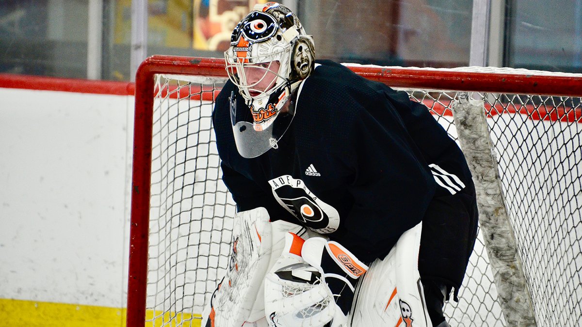 Flyers commit to Carter Hart, re-signing goalie after last season's  struggles