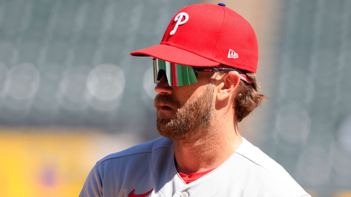 Bryce Harper takes on-field BP for 1st time since surgery