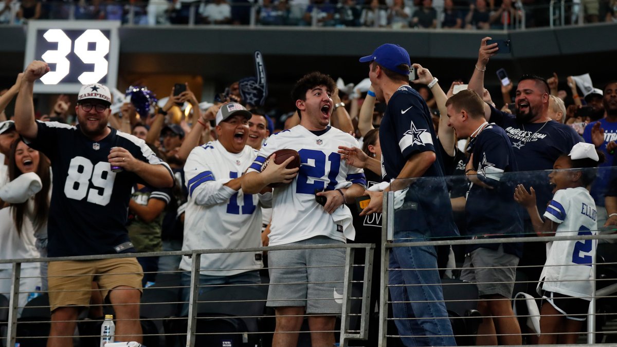 Watch: Cowboys fan strolls through Walmart on horseback after win – NBC  Sports Philadelphia