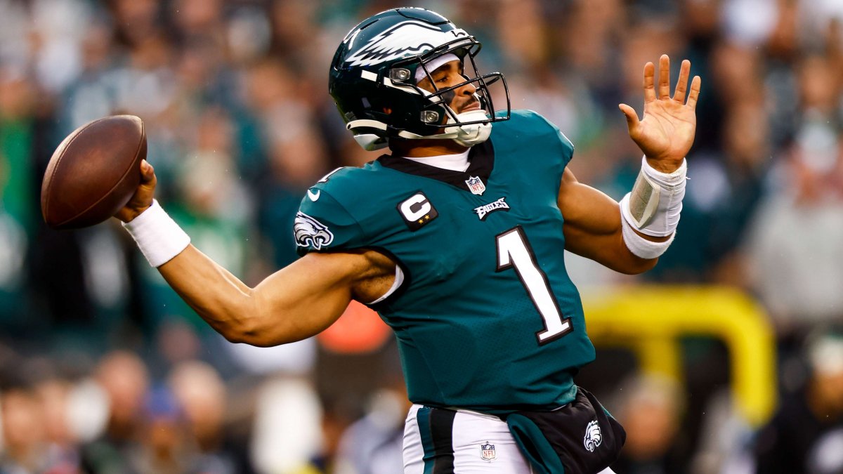 Philadelphia Eagles quarterback Jalen Hurts runs with the football to  News Photo - Getty Images