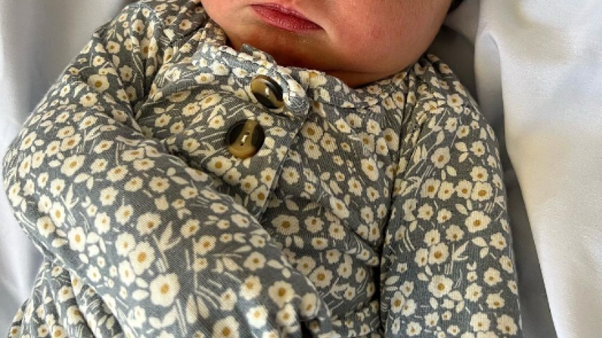 NFL star Jason Kelce and his wife Kylie share a first look at their newborn  daughter Bennett