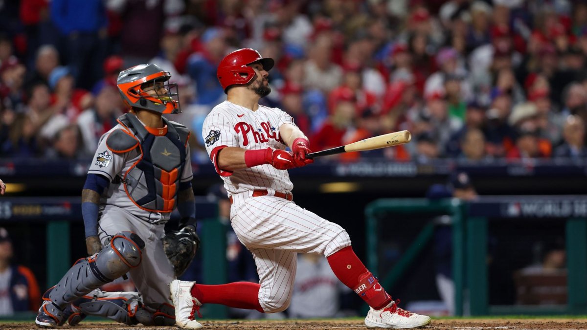 Phillies fan runs on field while Astros batting in World Series