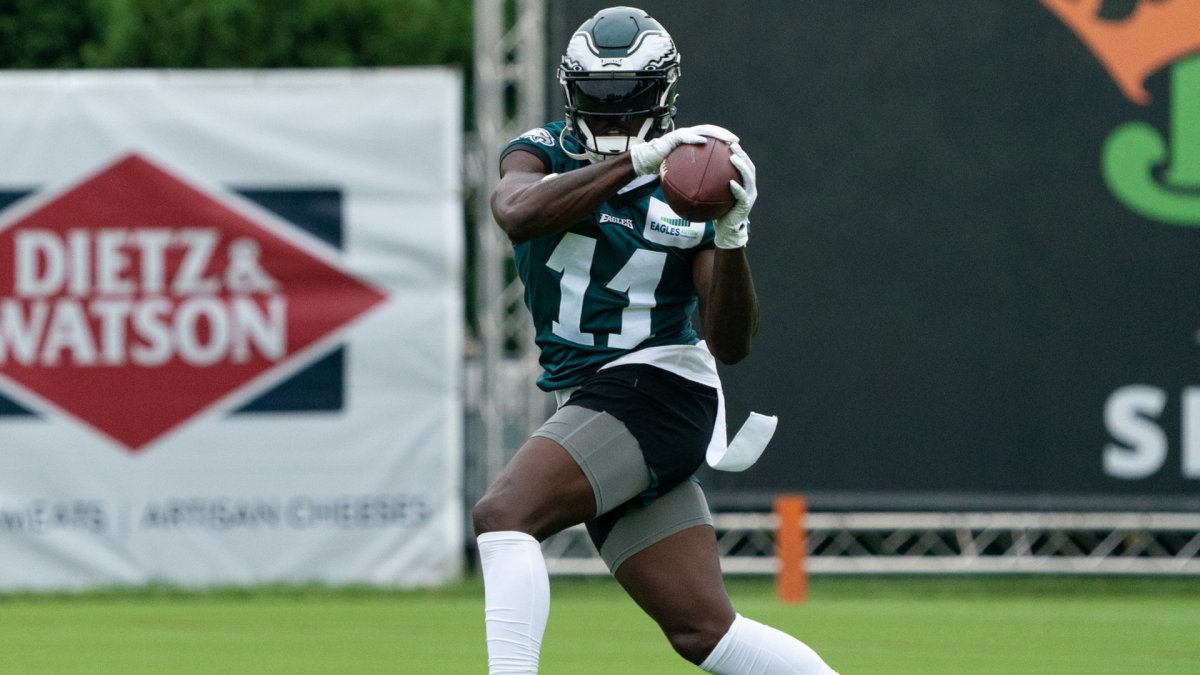 Eagles' A.J. Brown throws out 1st pitch at Phillies game (PHOTOS) 