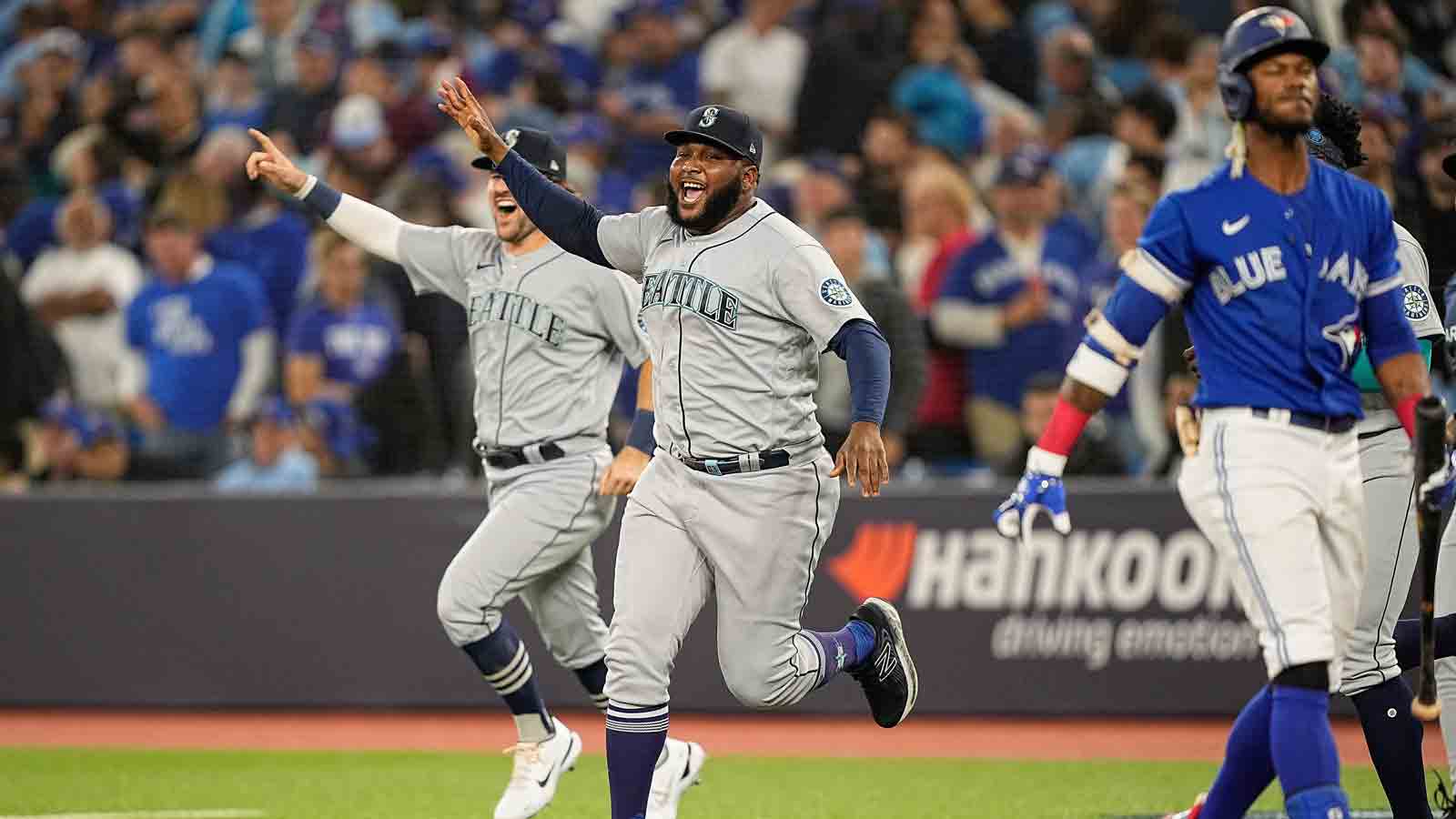 Mariners erase seven-run deficit to sweep Blue Jays with 10-9 win