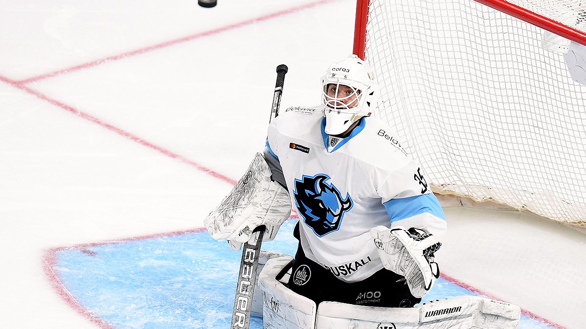 Flyers sign 6-foot-7 goalie prospect Ivan Fedotov to a one-year