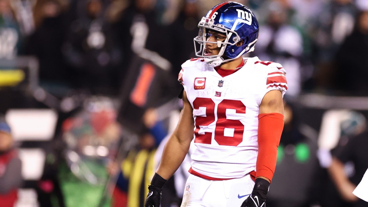 Giants' Saquon Barkley returns to the field a day after signing a