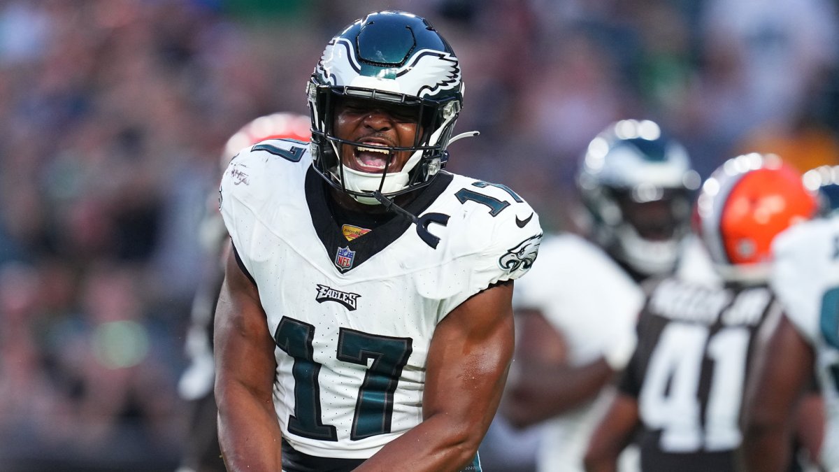 Philadelphia Eagles linebacker Nakobe Dean (17) in action during