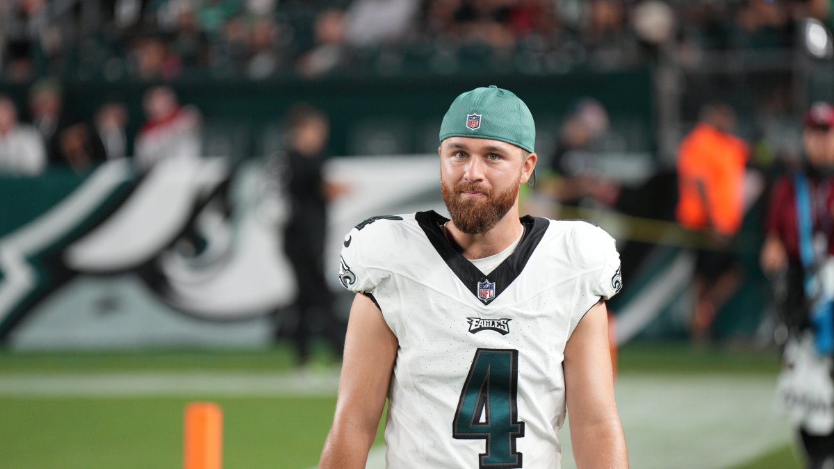 Philadelphia Eagles place kicker Jake Elliott (4) against the Jacksonville  Jaguars during an NFL football game, Sunday, Oct. 2, 2022, in Philadelphia.  The Eagles defeated the Jaguars 29-21. (AP Photo/Rich Schultz Stock Photo -  Alamy