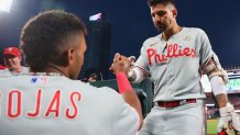 Lee coolly handcuffs Yankees as Phillies take Game 1