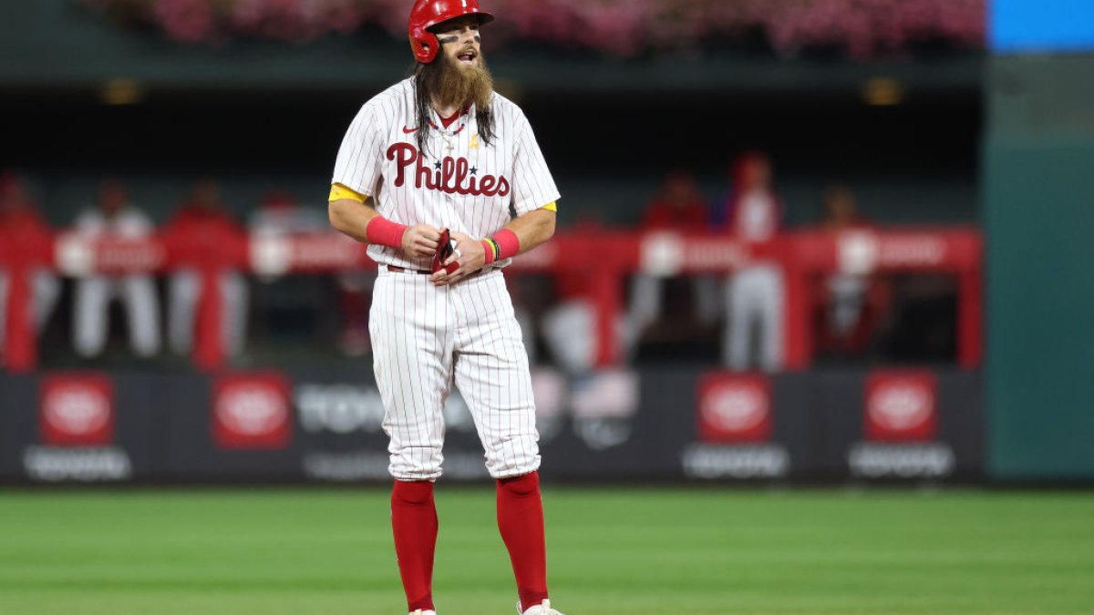 Teammates come to the aid of Philadelphia Phillies center fielder