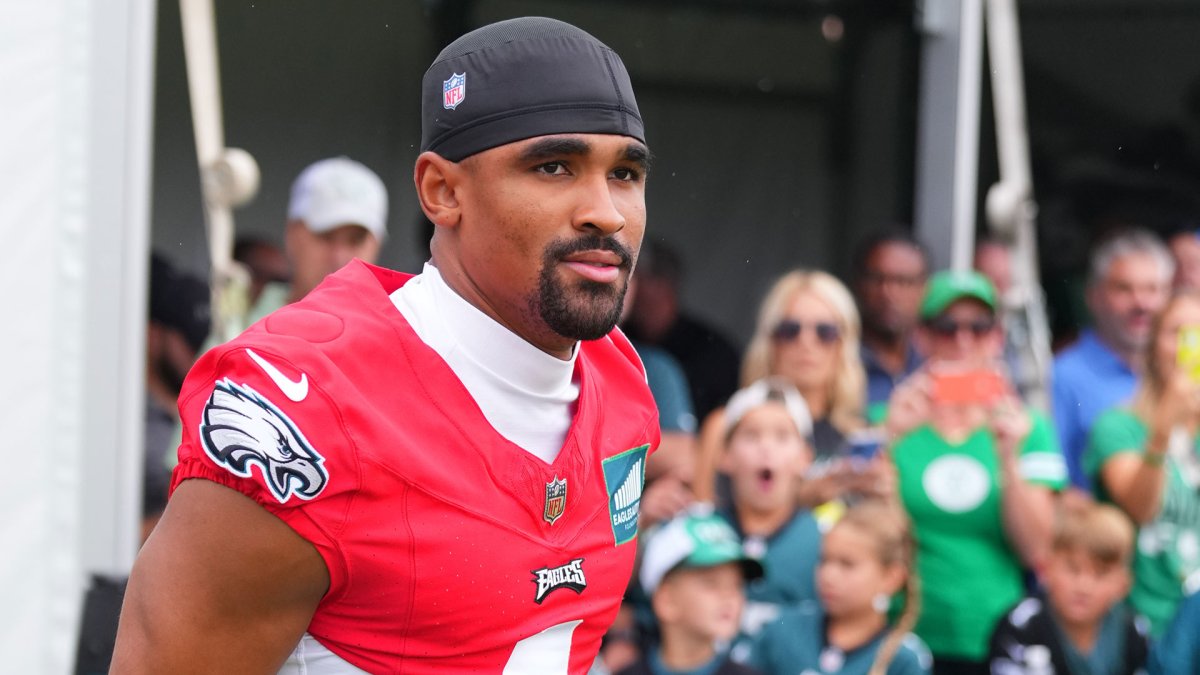 Eagles' Jalen Hurts learning to deal with celebrity status – NBC