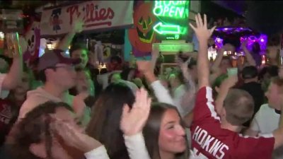 Phillies' fans go crazy for Red October bus tour ahead of Game 2 – NBC10  Philadelphia