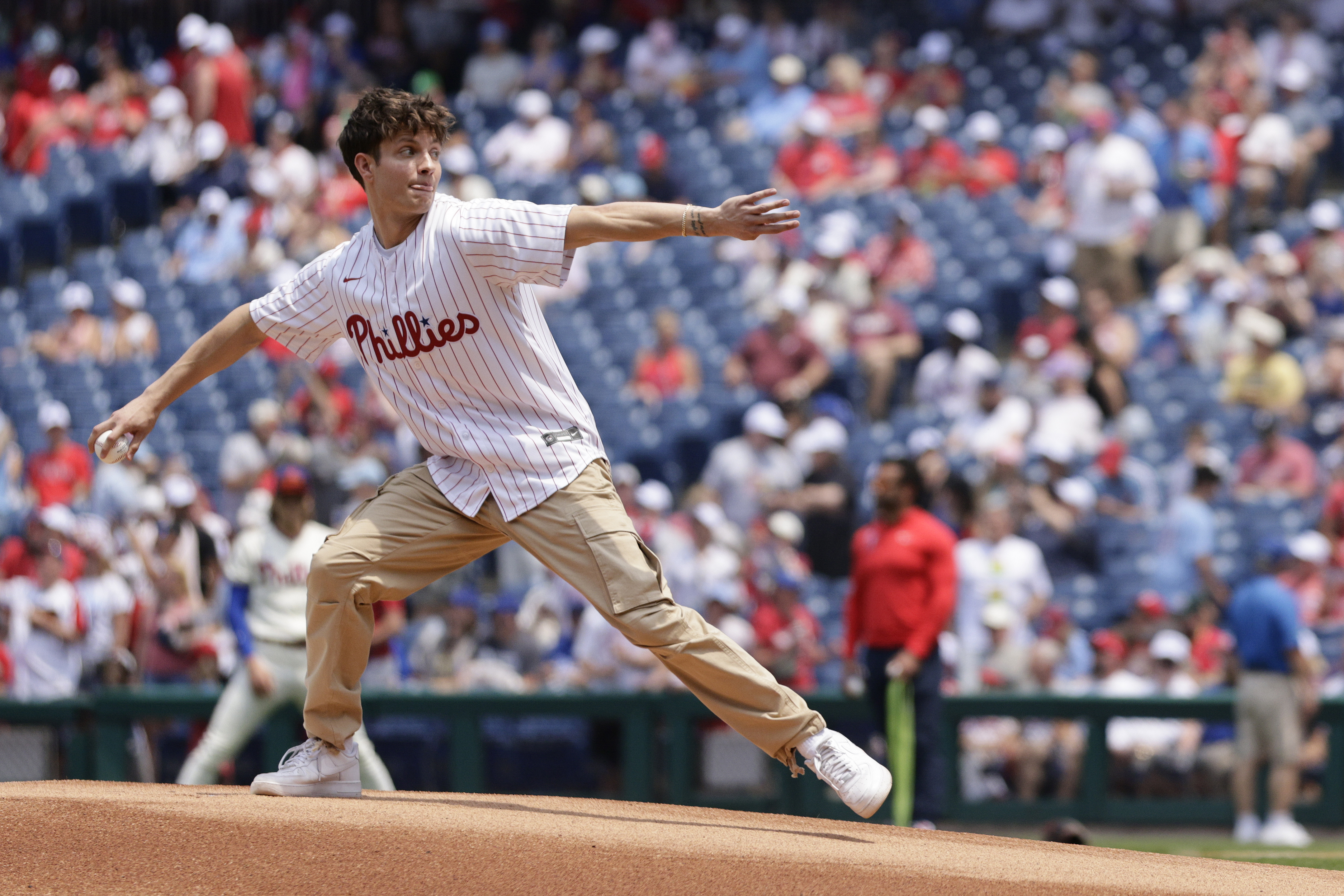 Stand up comedian Matt Rife threw out the first pitch before of a 2023 Phillies game.