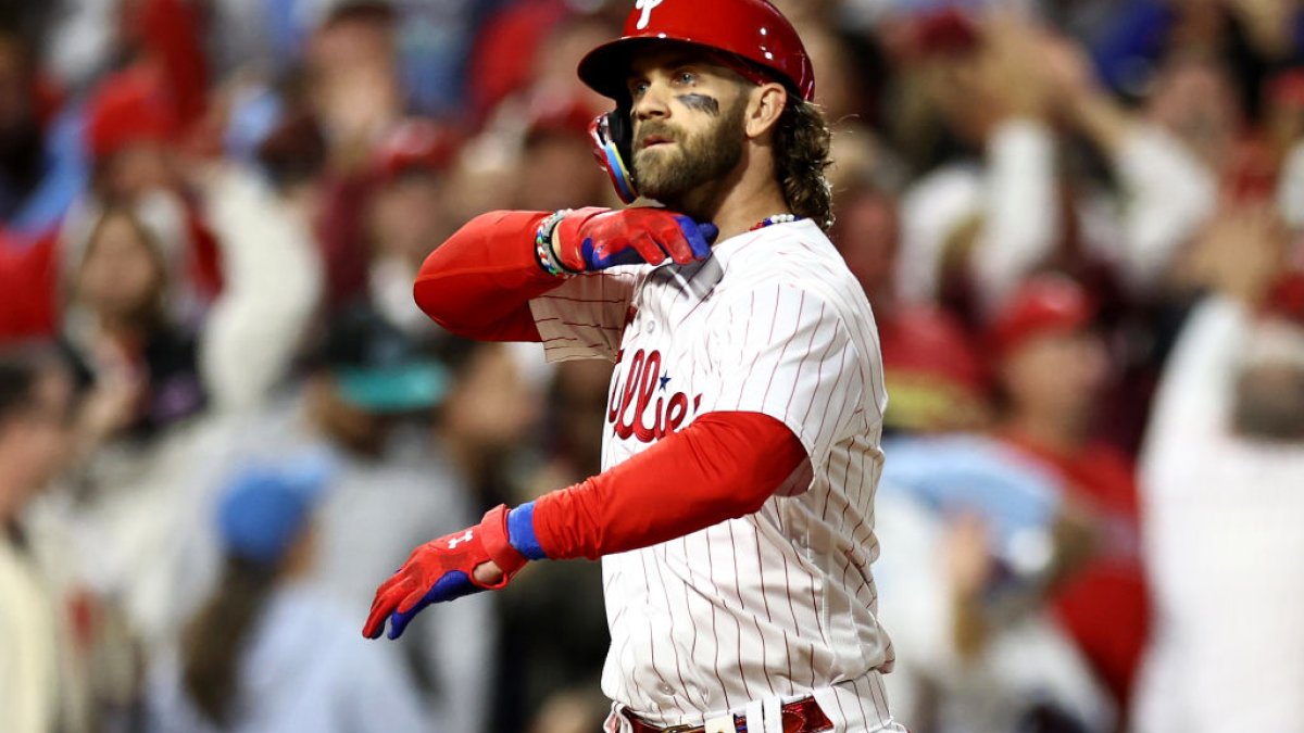 Bryce Harper leaves Thursday's game in fifth inning with mid-back