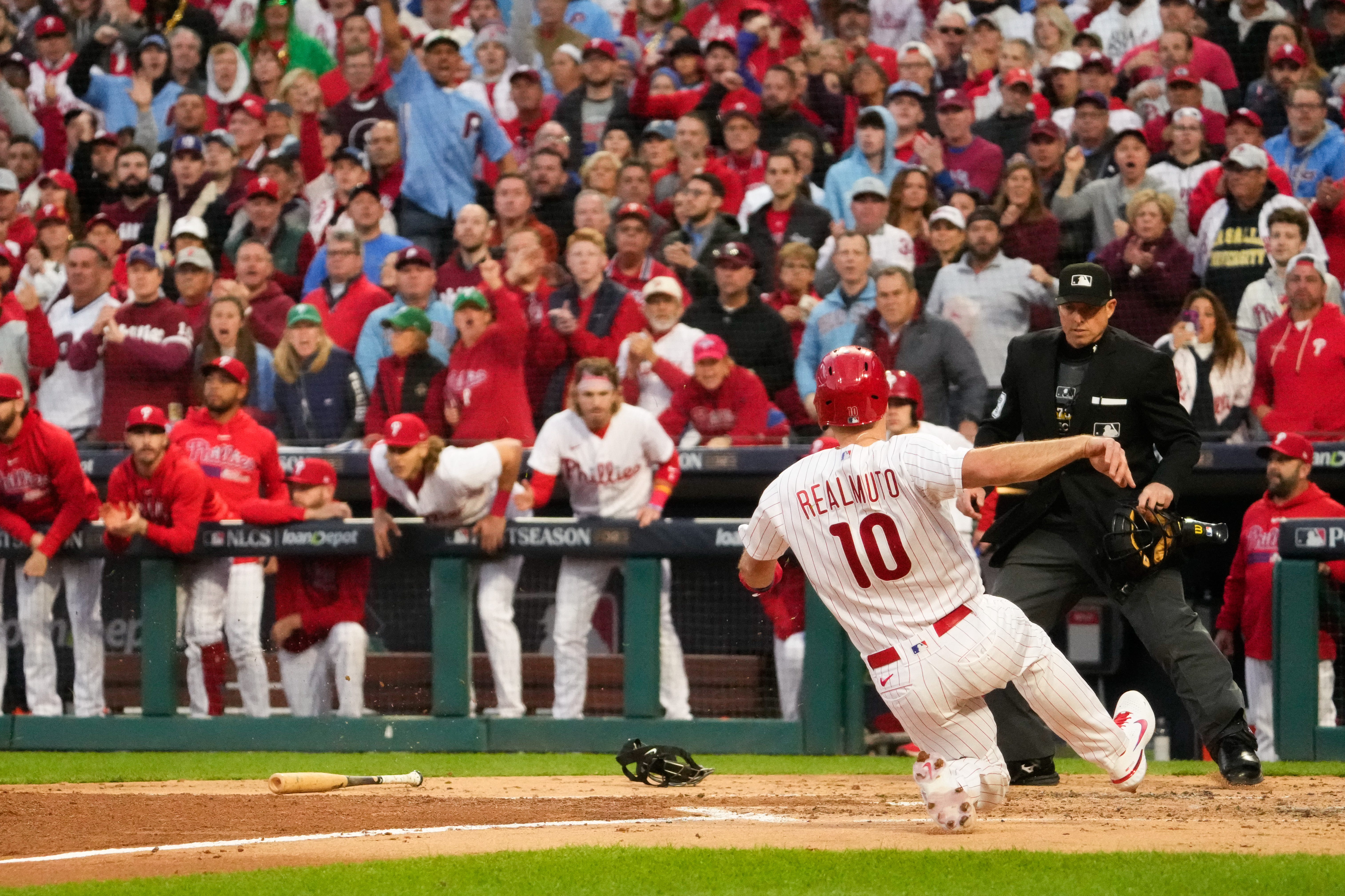 JT Realmuto hits inside-the-park home run to inch Phillies closer to NLCS