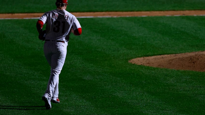 Craig Kimbrel jogs toward mound