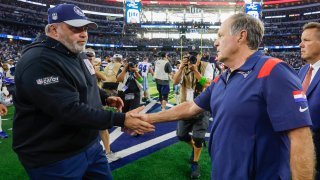 Bill Belichick shakes hands with Mike McCarthy