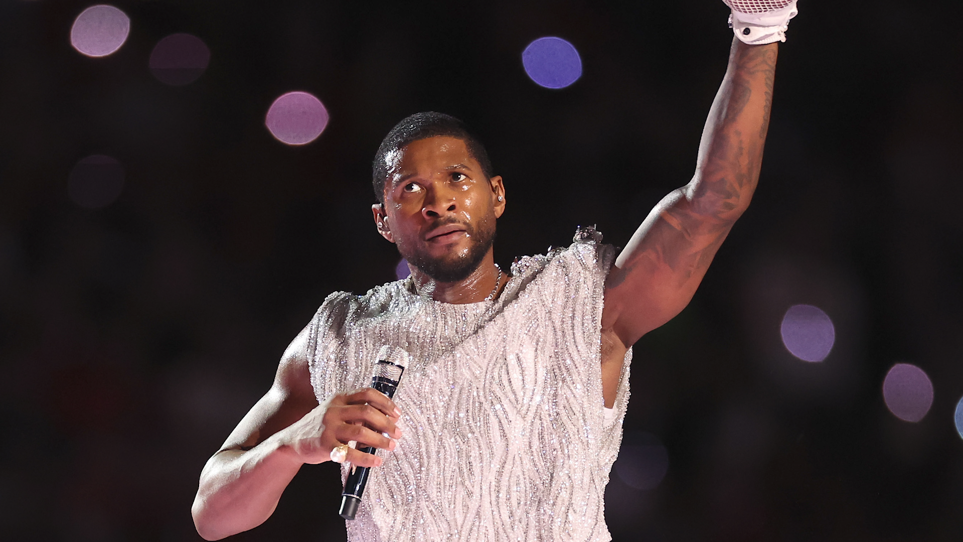 En imágenes: Usher destaca en el espectáculo del medio tiempo del Super Bowl LVIII