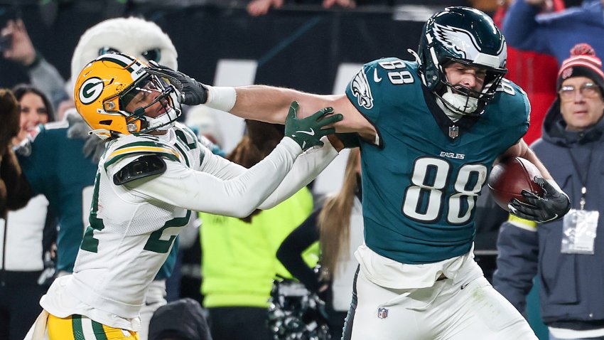 PHILADELPHIA, PENNSYLVANIA – JANUARY 12: Dallas Goedert #88 of the Philadelphia Eagles stiff arms Carrington Valentine #24 of the Green Bay Packers before scoring a third quarter touchdown
during the NFC Wild Card Playoff at Lincoln Financial Field on January 12, 2025 in Philadelphia, Pennsylvania.  (Photo by Al Bello/Getty Images)