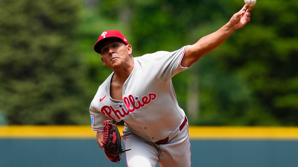 Phillies complete second straight sweep with Suarez&#39; third straight gem