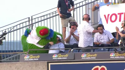 Phanatic smooches Kruk after Kepler's 2-run blast