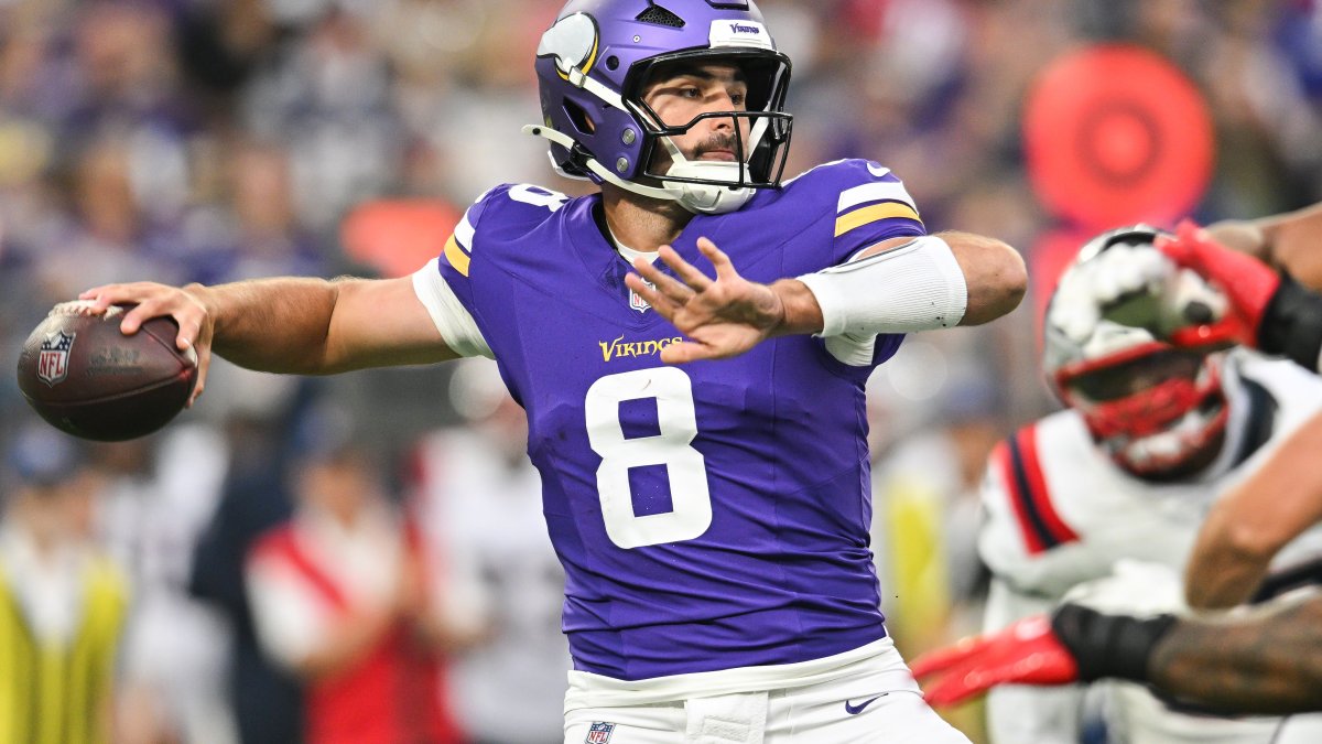 Eagles acquire Sam Howell from Vikings, who replace him with Carson Wentz