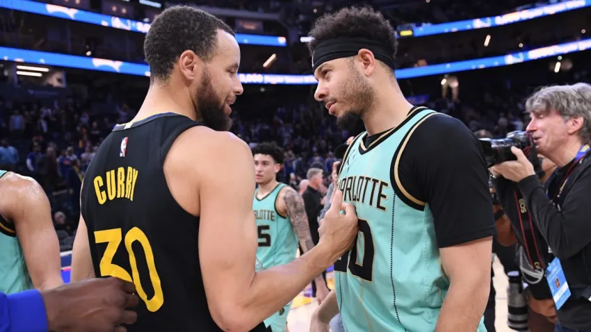SAN FRANCISCO, CA – FEBRUARY 25:  Stephen Curry #30 of the Golden State Warriors greets Seth Curry #30 of the Charlotte Hornets after the game on February 25, 2025 at Chase Center in San Francisco, California. NOTE TO USER: User expressly acknowledges and agrees that, by downloading and or using this photograph, user is consenting to the terms and conditions of Getty Images License Agreement. Mandatory Copyright Notice: Copyright 2025 NBAE (Photo by Noah Graham/NBAE via Getty Images)