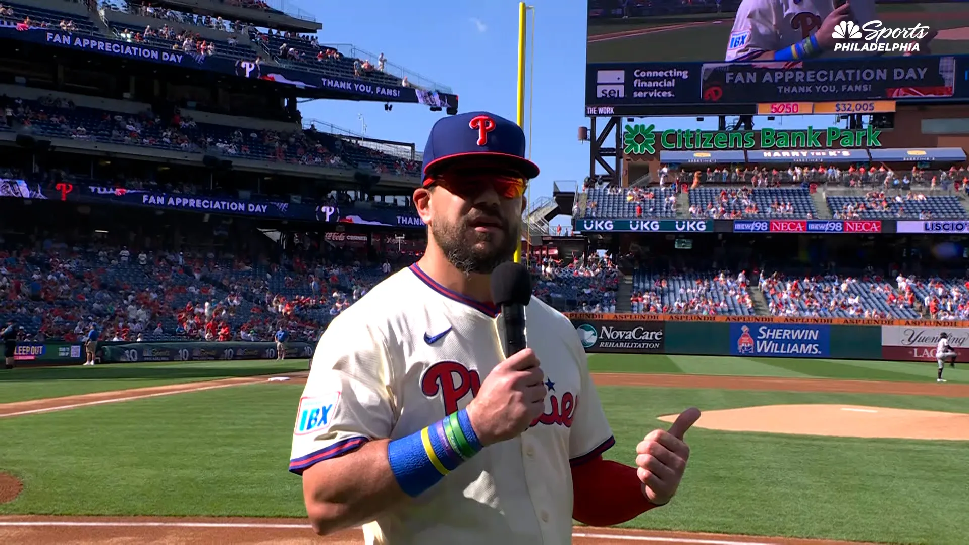 Kyle Schwarber fires up Phillies fans before final game of regular season