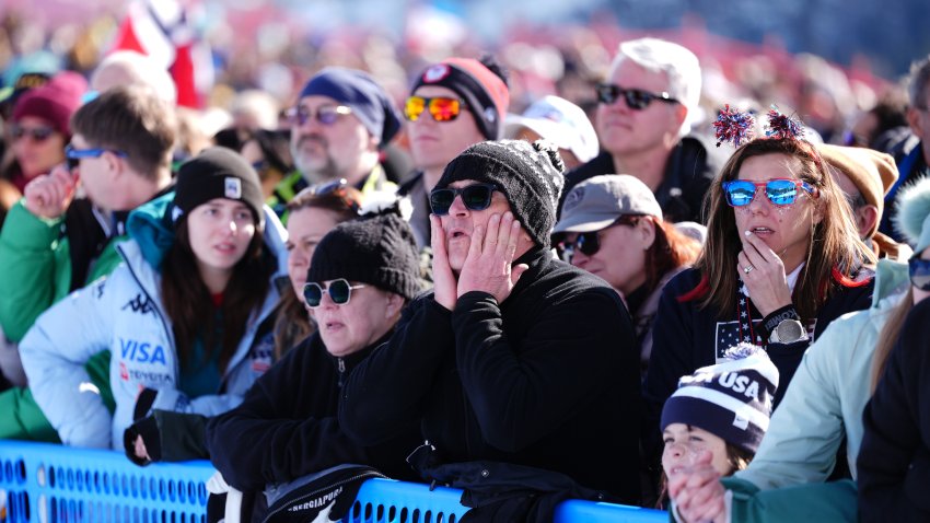 Fans reacts after watching USA's Lindsey Vonn crash